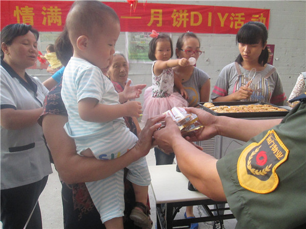 Hoạt động làm bánh trung thu DIY tháng 9 năm 2014