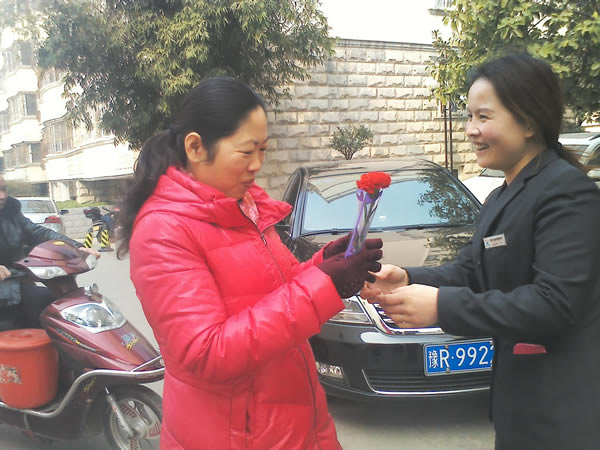 Hoạt động tặng hoa ngày Mother's Day tháng 3 năm 2015